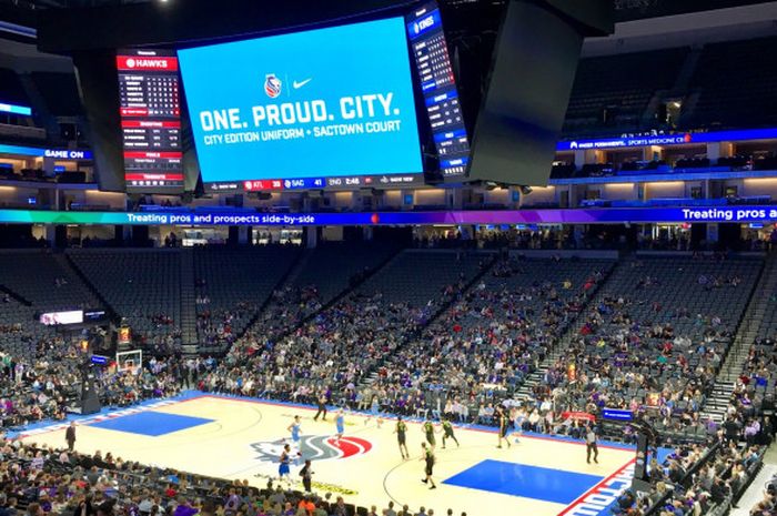 Suasana pertandingan Sacramento Kings vs Atlanta Hawks yang sepi penonton akibat pintu masuk arena basket dipenuhi para demonstran  Jumat (23/03/2018)