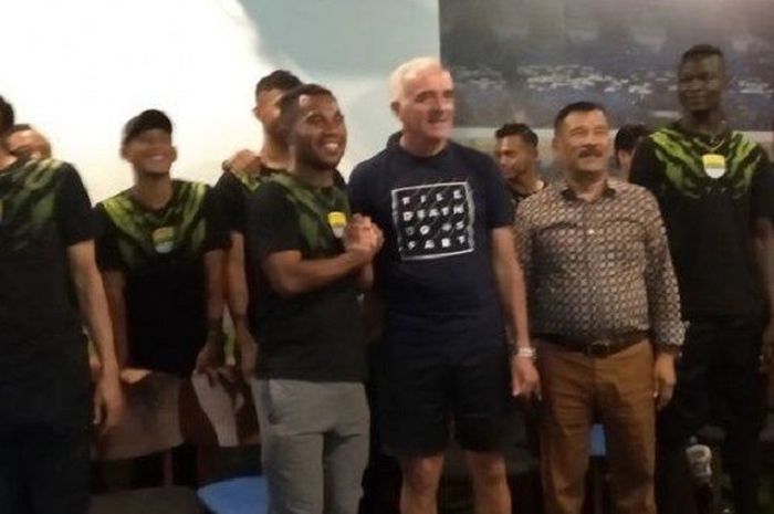    Pelatih Persib Bandung, Roberto Carlos Mario Gomez dan Salah Satu Pemainnya, Ardi Idrus bersalama