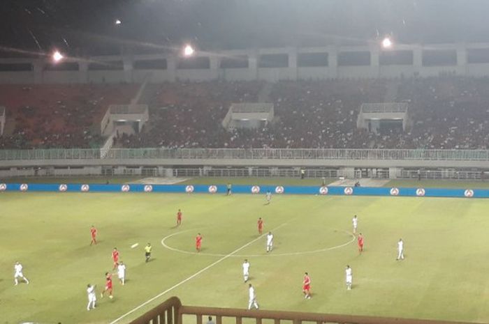 Suasana pertandingan Timnas U-23 Indonesia kontra Timnas U-23 Korea Utara di Stadion Pakansari, Bogor, Senin (30/4/2018).