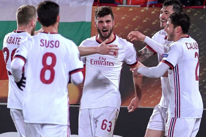   Penyerang AC Milan, Patrick Cutrone melakukan selebrasi setelah mencetak gol ke gawang Ludogorets Razgrad pada laga babak 32 besar Liga Europa di Ludogorets Arena, Kamis (15/2/2018) waktu setempat.  