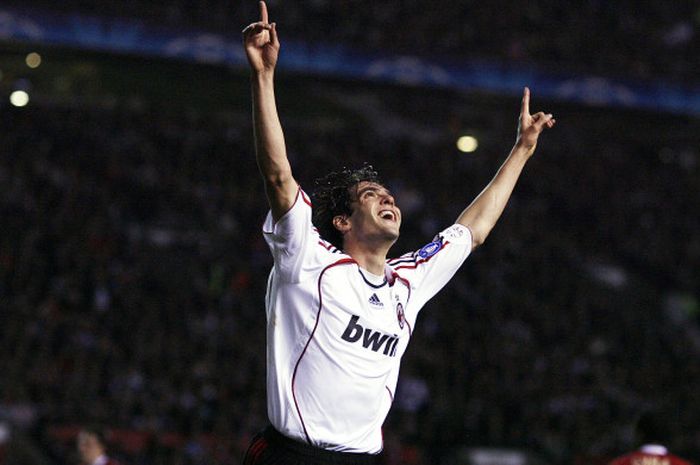 Playmaker AC Milan, Ricardo Kaka, merayakan golnya ke gawang Manchester United di leg kedua semifinal Liga Champions yang berlangsung di Stadion Old Trafford, Manchester, pada 24 April 2007.