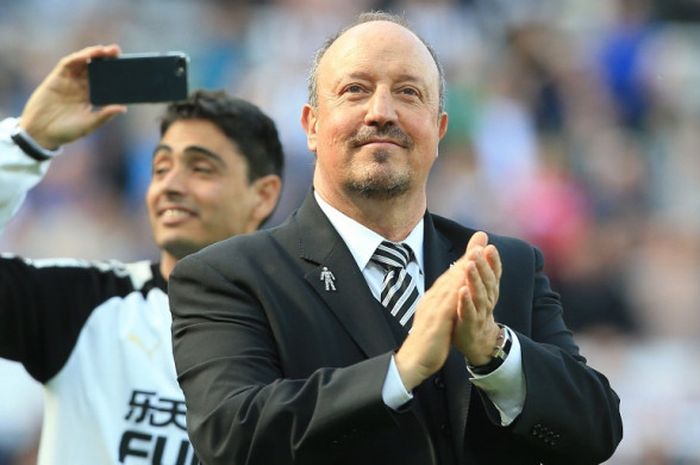 Pelatih Newcastle United, Rafael Benitez, bertepuk tangan untuk suporter seusai laga Liga Inggris ko