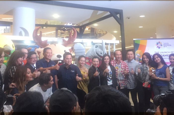 Ketua Inasgoc, Erick Thohir, bersama sejumlah undangan acara peluncuran merchandise resmi Asian Games 2018 di Jakarta, Jumat (23/3/2018).