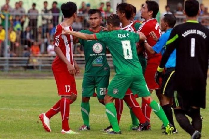 Ketegangan terjadi antara pemain Sidoarjo United (merah) dan Persatu di Stadion Lokajaya, Tuban pada Minggu (17/7/2016) sore. 