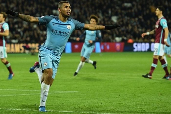 Penyerang Manchester City, Gabriel Jesus, mencetak gol ke gawang West United pada pertandingan lanjutan Premier League di Stadion London, Rabu (1/2/2017). 