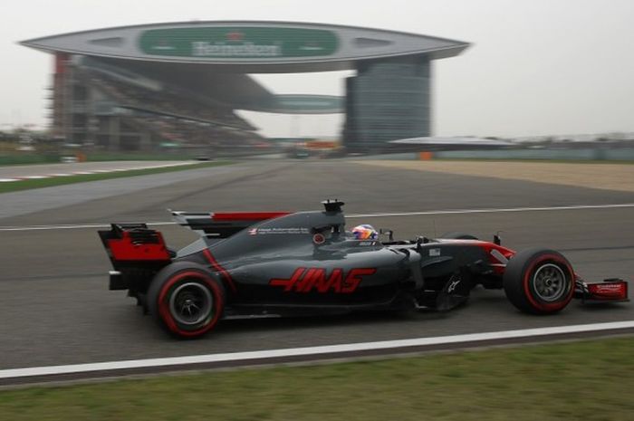 Pebalap Formula 1 (F1) dari tim Haas, Romain Grosjean, saat menjalani sesi kualifikasi GP China di Sirkuit Shanghai Internasional, Sabtu (8/4/2017).