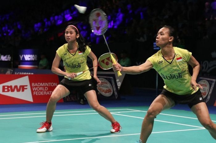 Pasangan ganda putri Indonesia, Della Destiara Haris/Rizki Amelia Pradipta, mengembalikan kok ke arah Shiho Tanaka/Koharu Yonemoto (Jepang). Della/Rizki kalah dengan skor 21-17, 15-21, 12-21, pada babak perempat final Denmark Terbuka yang berlangsung di Odense Sports Park, Jumat (20/10/2017).