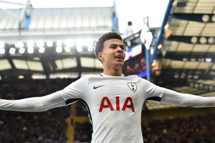  Gelandang Tottenham Hotspur, Dele Alli, merayakan golnya ke gawang Chelsea dalam laga Liga Inggris di Stadion Stamford Bridge, London pada 1 April 2018. 