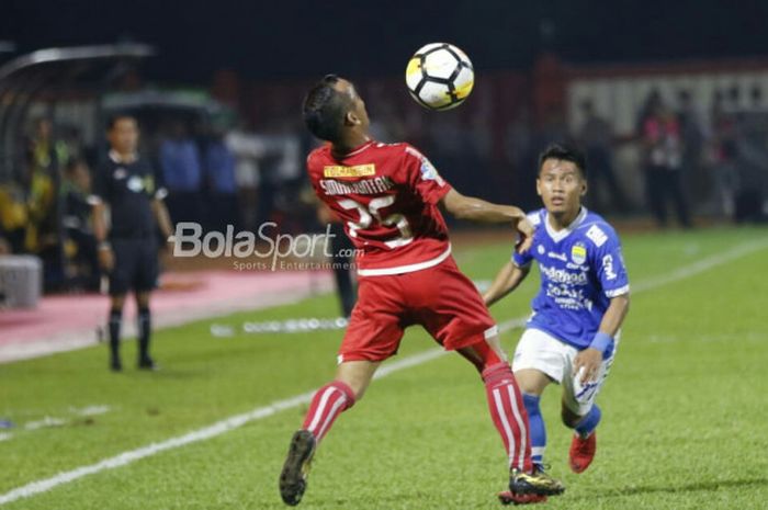 Riko Simanjuntak berjibaku dengan Ghozali Siregar pada laga Persija Jakarta versus Persib Bandung di Stadion PTIK, Jakarta, Sabtu (30/6/2018).