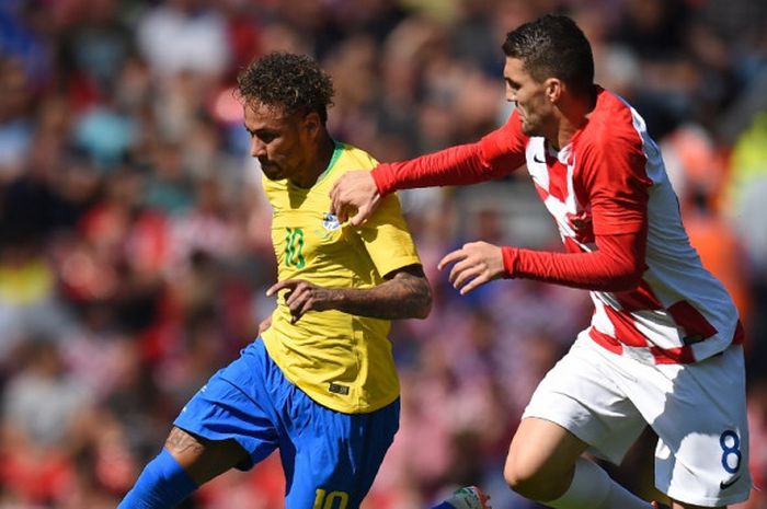 Penyerang Brasil, Neymar (kiri), berduel dengan gelandang Kroasia, Mateo Kovacic, dalam laga persahabatan di Stadion Anfield, Liverpool, Inggris pada 3 Juni 2018.