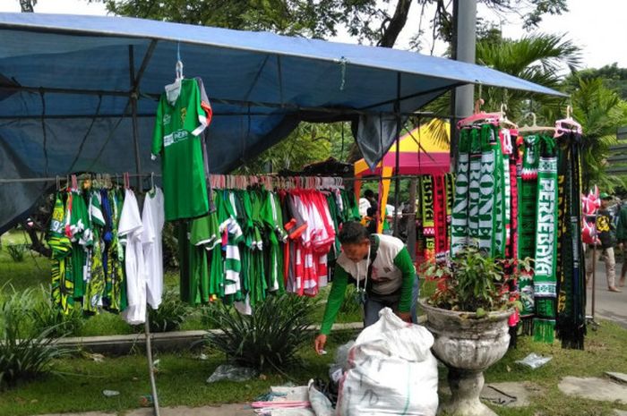 Darsono salah satu penjual atribut suporter di Stadion Manahan 