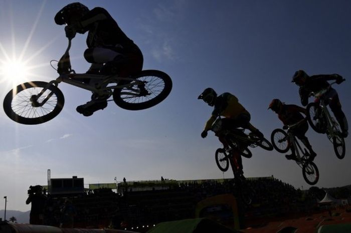 Para pebalap sepeda tengah beraksi pada babak final balap sepeda BMX Olimpiade Rio 2016 di X Park Stadium, Rio de Janeiro, Brasil, 19 Agustus lalu.