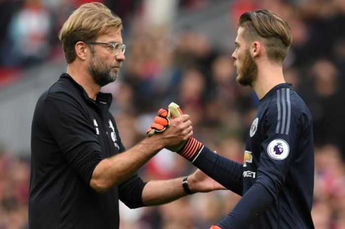 Pelatih Liverpool, Juergen Klopp (kiri), menyalami kiper Manchester United, David de Gea, seusai partai Liga Inggris di Anfield, Liverpool, 14 Oktober 2017.