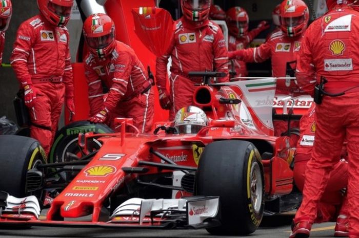 Pebalap Formula 1 (F1) yang membela tim Ferrari, Sebastian Vettel, menjalani pit stop saat balapan GP China yang berlangsung di Sirkuit Internasional Shanghao, Minggu (9/4/2017). Vettel finis sebagai runner-up.