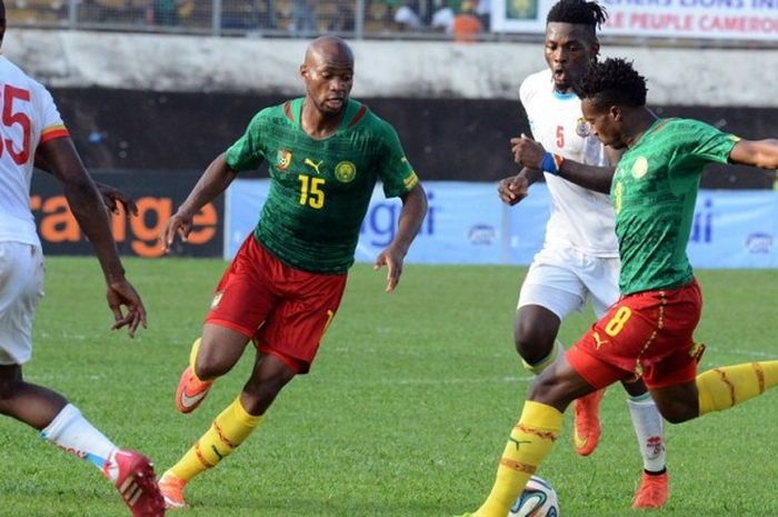 Aksi pemain Kamerun, Franck Etoundi (15, hijau) dan Benjamin Moukandjo (8) dalam pertandingan kualifikasi Piala Afrika 2015 Grup D menghadapi Republik Demokratik Kongo di Stadion Ahmadou Ahidjo, Yaounde, Kamerun, pada 15 November 2014.