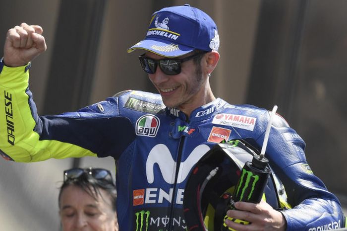   Valentino Rossi berselebrasi usai meraih podium posisi ketiga pada seri kelima MotoGP Prancis, Minggu (20/5/2018).  