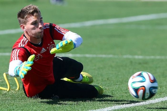 Aksi kiper tim nasional Jerman, Ron-Robert Zieler, dalam sesi latihan di Campo Bahia, Santo Andre, Brasil, pada 11 Juni 2014.