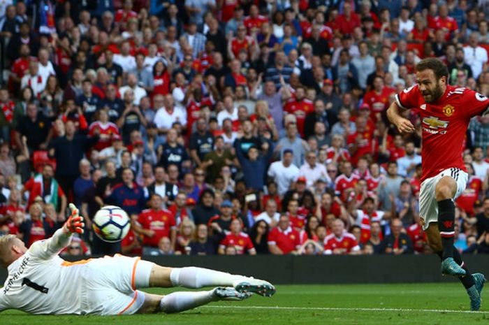 Gelandang Manchester United, Juan Mata (kanan), mencetak gol yang dianulir karena offside dalam laga Liga Inggris kontra Leicester City di Stadion Old Trafford, Manchester, pada 26 Agustus 2017.