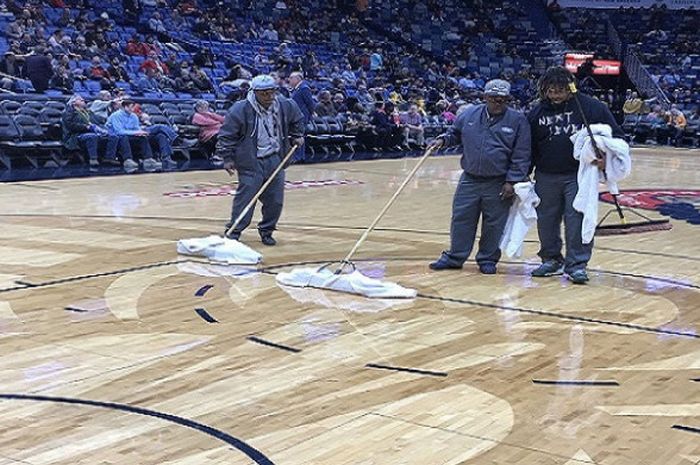 Beberapa petugas berusaha mengeringkan lapangan  Smoothie King Center pada laga NBA, New Orlean Pelicans vs Indiana Pacers, Rabu (7/2/2018) waktu Amerika Serikat.