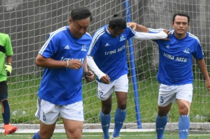 I Gede Sudarna (kedua dari kanan) merangkul rekannya Nyoman Rafik Armawan usai menjebol gawang Borbar FC Bandung, Minggu (30/4/2017) sore di Lapangan Sintetis Lodaya, Bandung.