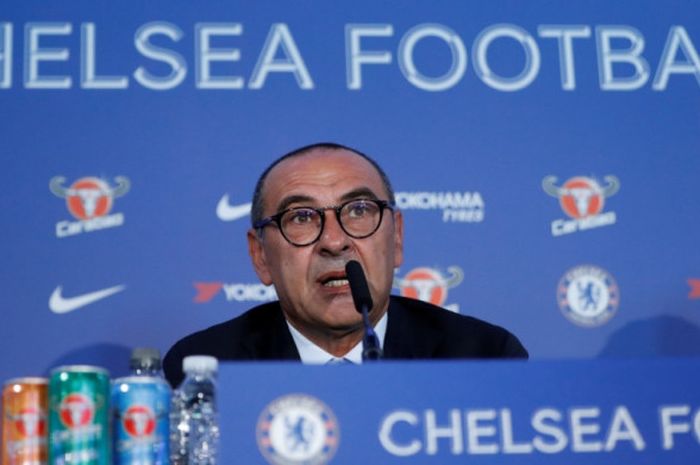Maurizio Sarri berbicara kepada media saat diperkenalkan sebagai pelatih baru Chelsea di Stamford Bridge, London, 18 Juli 2018.