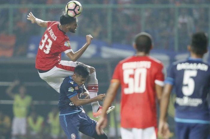 Duel bek Persija Jakarta, Willian Pacheco (kiri) dengan gelandang muda Arema FC, Hanif Sjahbandi (kedua dari kiri), dalam laga kedua tim pada pekan kesembilan Liga 1 musim 2017 di Stadion Patriot Candrabhaga, Kota Bekasi, Jawa Barat, Jumat (2/6/2017).