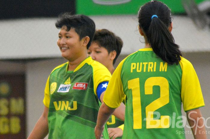 Tim Futsal Putri UNJ pesta gol saat melawan Unpar.