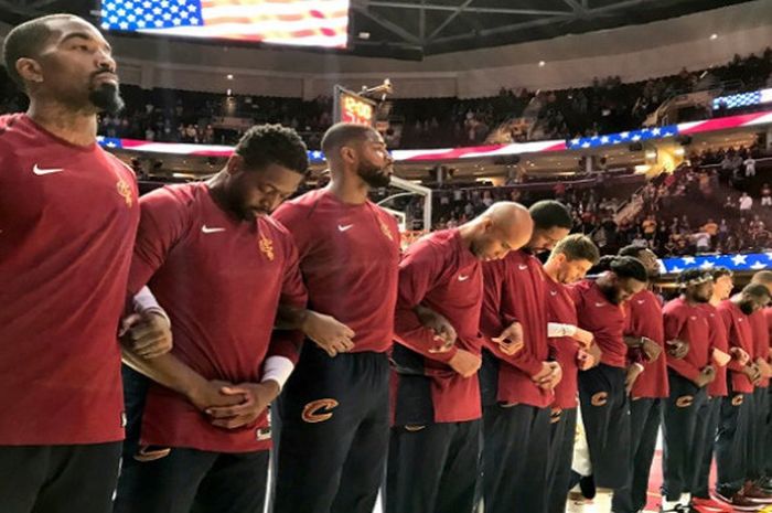 Momen saat pemain Cleveland Cavaliers menyanyikan lagu kebangsaan Amerika Serikat pada laga preseason NBA melawan Atlanta Hawks, Rabu (4/10/2017).