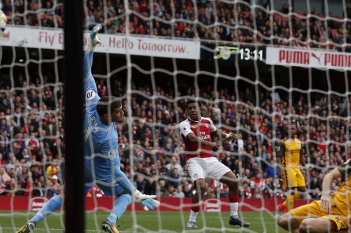 Pemain Arsenal, Alex Iwobi (tengah), mencetak gol ke gawang Brighton Hove Albion dalam laga Liga Inggris di Stadion Emirates, London, pada 1 Oktober 2017.