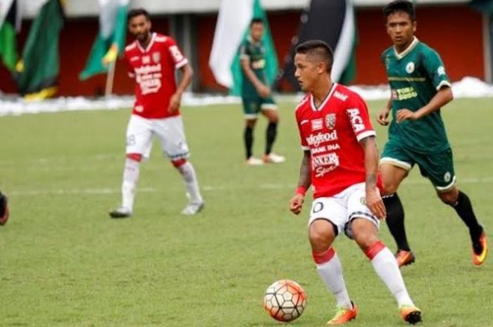 Penyerang Irfan Bachdim menguasai bola saat Bali United dijamu PSS dalam laga uji coba di Stadion Maguwoharjo, Sleman, Minggu (19/3/2017) sore.