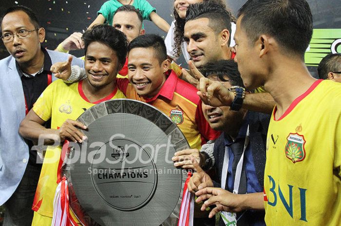 Ilham Udin Armaiyn (dua dari kiri) dan Evan Dimas (tiga dari kiri) saat merayakan gelar juara Bhayangkara FC di Stadion Patrit Chandrabhaga, Bekasi, pada Minggu (13/11/2017)