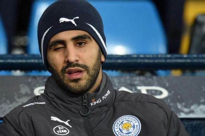 Riyad Mahrez duduk di bangku pemain cadangan dalam lawatan Leicester City ke kandang Manchester City di Etihad Stadium, 10 Februari 2018.