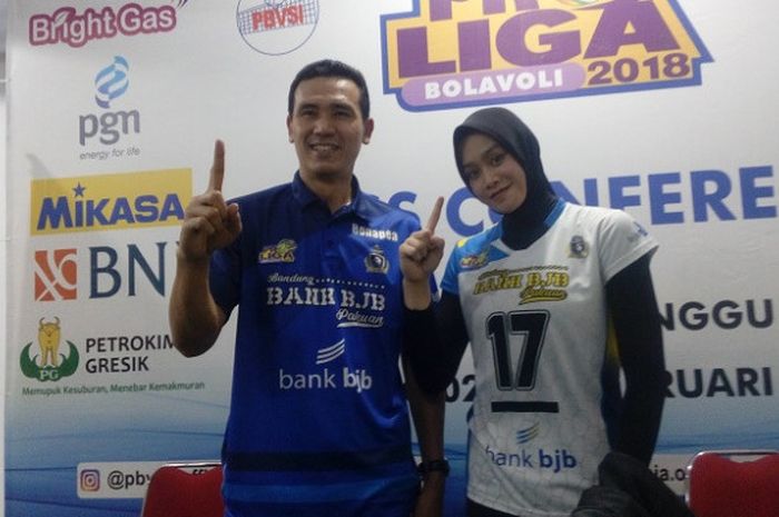 Asisten pelatih Bandung Bank BJB Pakuan, Alek Bonapea dan Wilda Siti Nurfadhilah Sugandi saat memberi keterangan kepada awak media, Minggu (4/2/2018) di GOR Tridarma Gresik
