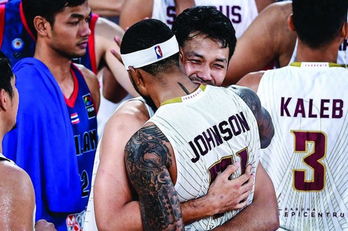 Selebrasi pemain timnas bola basket Indonesia usai sukses meraih kemenangan pada laga kontra Thailan