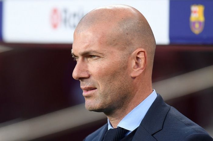  Ekspresi pelatih Real Madrid, Zinedine Zidane, dalam laga Liga Spanyol kontra FC Barcelona di Stadion Camp Nou, Barcelona pada 6 Mei 2018. 