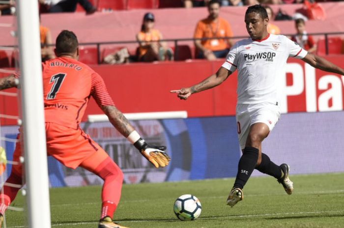 Penyerang Sevilla, Luis Muriel, mencoba menjebol gawang Malaga pada pertandingan La Liga, Sabtu (30/9/2017). 