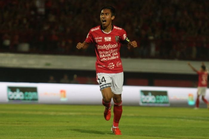 Pemain Bali United, Fadil Sausu, merayakan gol ke gawang Madura United pada laga Liga 1 2018 di Stad