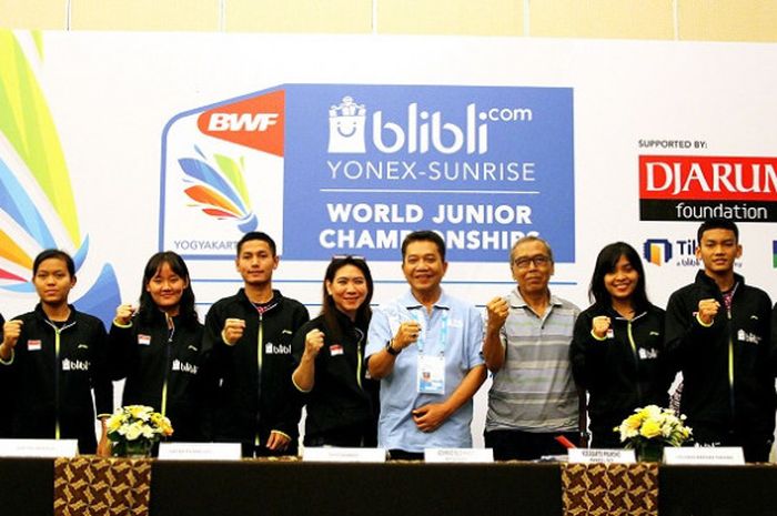 Tim yunior Indonesia berpose dalam sesi konferensi pers kejuaraan dunia junior 2017 di GOR Among Rogo, Yogyakarta, Minggu (8/10/2017).