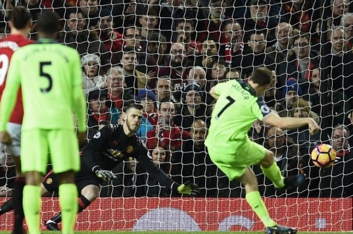 James Milner (7) mencetak gol penalti saat Liverpool melawan Manchester United pada partai lanjutan Premier League di Stadion Old Trafford, Minggu (15/1/2017).