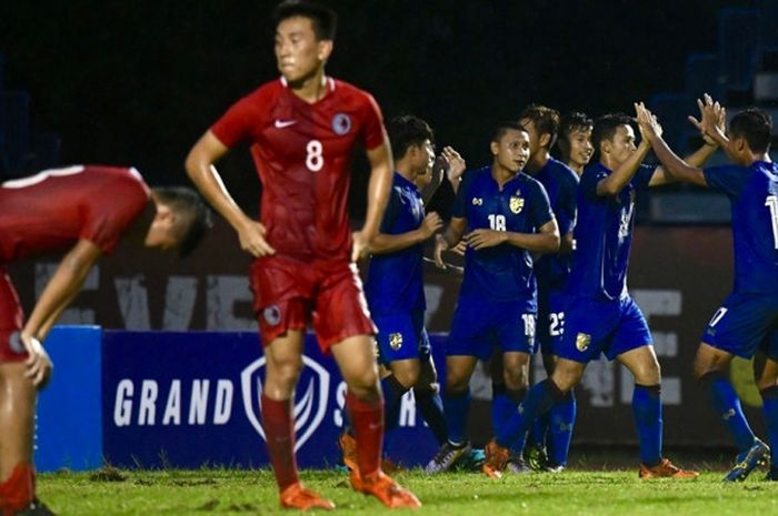 Pemain timnas U-23 Thailand merayakan gol kala bersua timnas U-23 Hongkong dalam laga uji coba pada Selasa (17/7/2018).