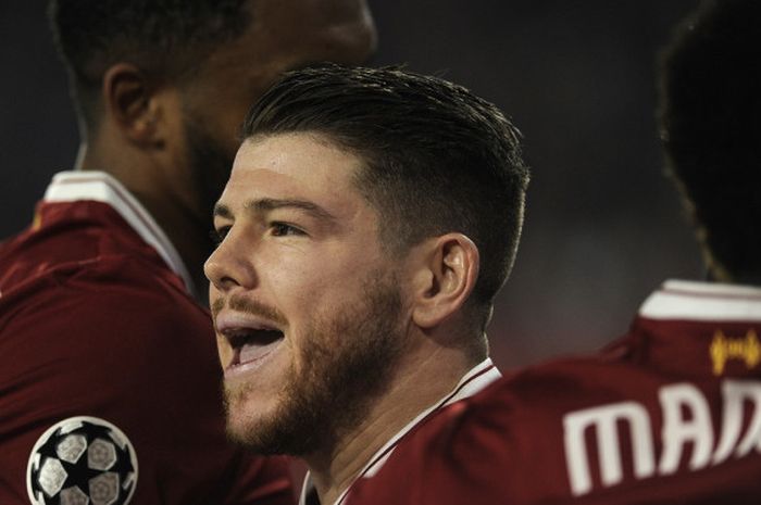 Bek kiri Liverpool FC, Alberto Moreno (tengah), merayakan gol yang dicetak timnya ke gawang Sevilla dalam laga Grup E Liga Champions di Stadion Ramon Sanchez Pizjuan, Seville, Spanyol, pada 21 November 2017.