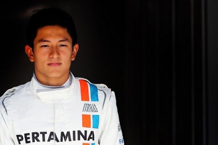 Pebalap Manor Racing asal Indonesia, Rio Haryanto, berpose sebelum menjalani latihan bebas pertama GP Australia di Sirkuit Melbourne Grand Prix, Albert Park, Rabu (16/3/2016).