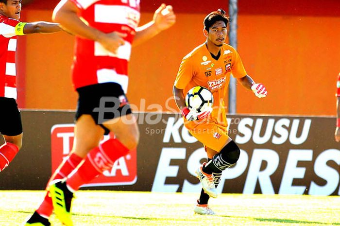 Kiper muda Madura United, Satria Tama, saat tampil melawan PSMS Medan pada pekan ke-14 di Stadion Gelora Ratu Pamelingan Pamekasan, Jawa Timur, Minggu (08/07/2018) sore.