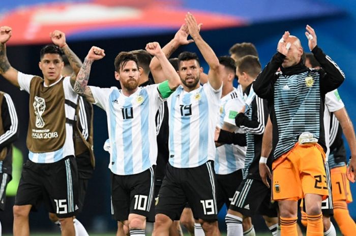  Megabintang Argentina, Lionel Messi (tengah), merayakan kemenangan timnya atas Nigeria dalam laga Grup D Piala Dunia 2018 di Saint Petersburg Stadium, Saint Petersburg, Rusia pada 26 Juni 2018. 