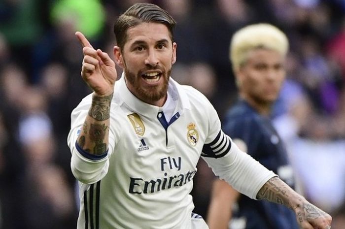 Bek sekaligus kapten Real Madrid, Sergio Ramos, merayakan golnya ke gawang Malaga, pada lanjutan La Liga di Stadion Santiago Bernabeu, Sabtu (21/1/2017). 