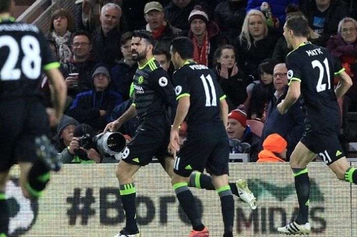 Striker Chelsea, Diego Costa, merayakan gol ke gawang Middlesbrough bersama rekan-rekannya, di Stadion Riverside, Minggu (20/11/2016).