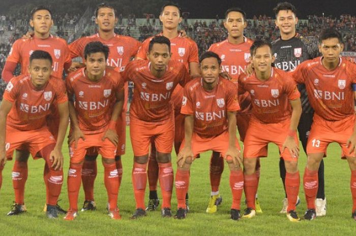  Skuat Persis Solo saat menghadapi Timnas U-19 Indonesia di Stadion Manahan, Solo, Senin (28/5/2018) malam WIB. 