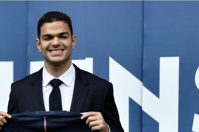 Hatem Ben Arfa menjalani sesi perkenalan dengan Paris Saint-Germain, Senin (4/7/2016).