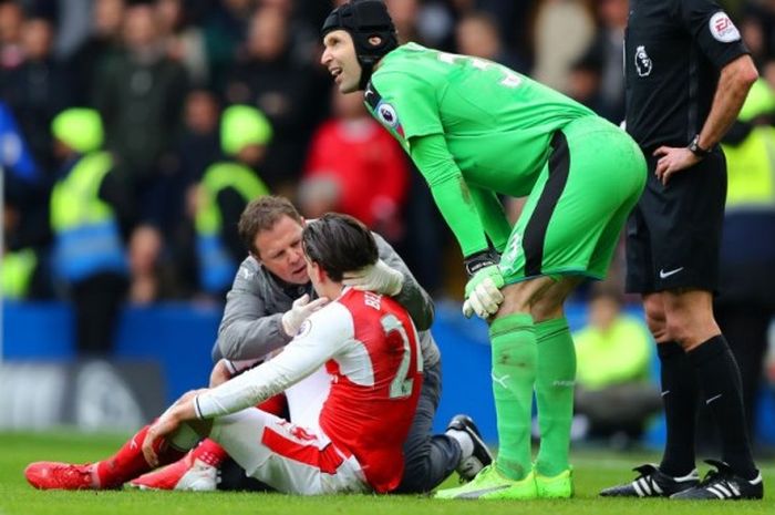 Bek Arsenal, Hector Bellerin, mengalami cedera dalam laga kontra Chelsea di Stamford Bridge, Sabtu (4/2/2017).