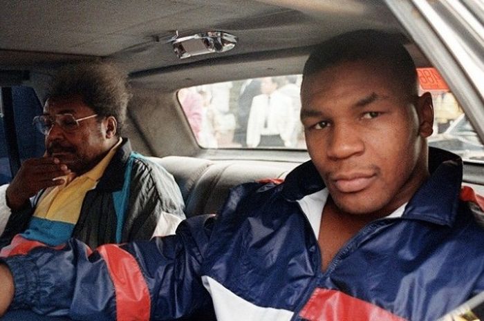   Petinju Amerika Serikat, Mike Tyson, berada satu mobil dengan promotornya, Don King, di Mexico City, 1 November 1988.  
